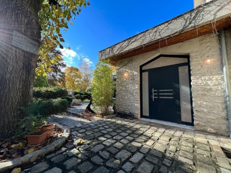 Photo d'une porte d'entrée sécurisée et isolante