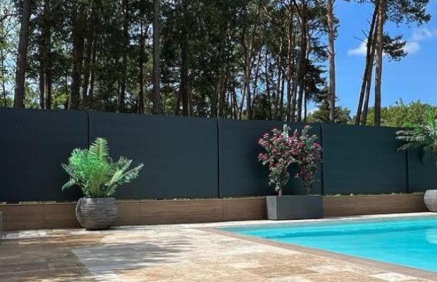 Piscine encadrée par claustra alu Tschoeppé à Arbonne La Forêt