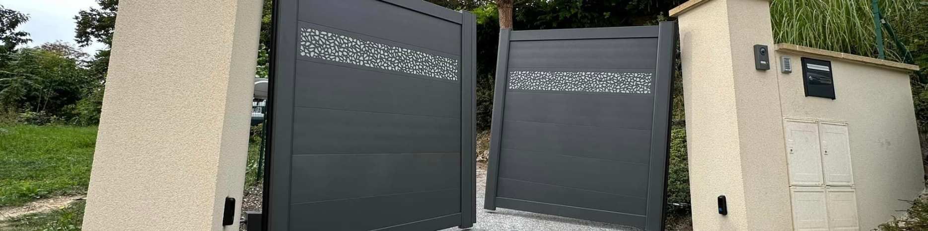 Portail alu battant réalisé par Solarys
