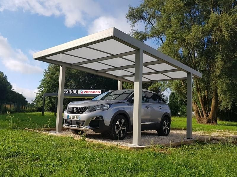 Photo d'un Carport Veranco avec SUV Peugeot en dessous