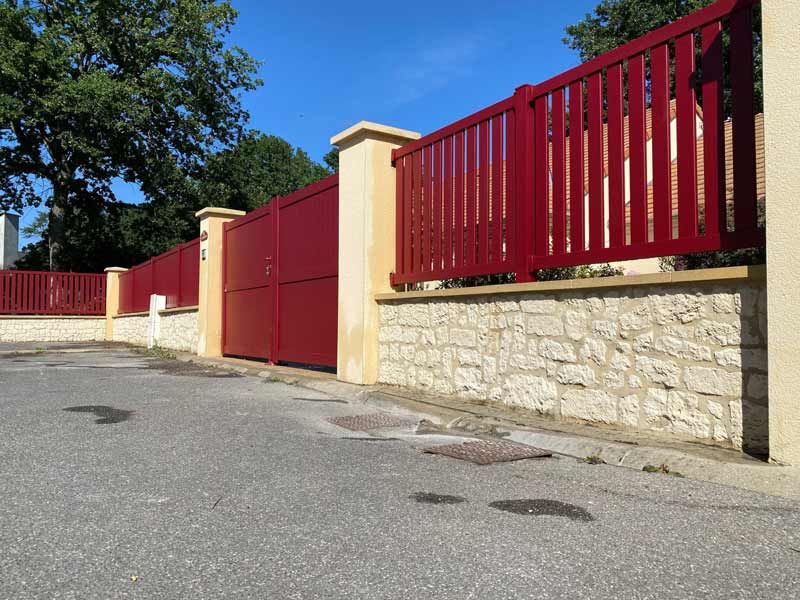 Photo d'un  portail et une clôture en aluminium gamme classique de la marque Tschoeppe